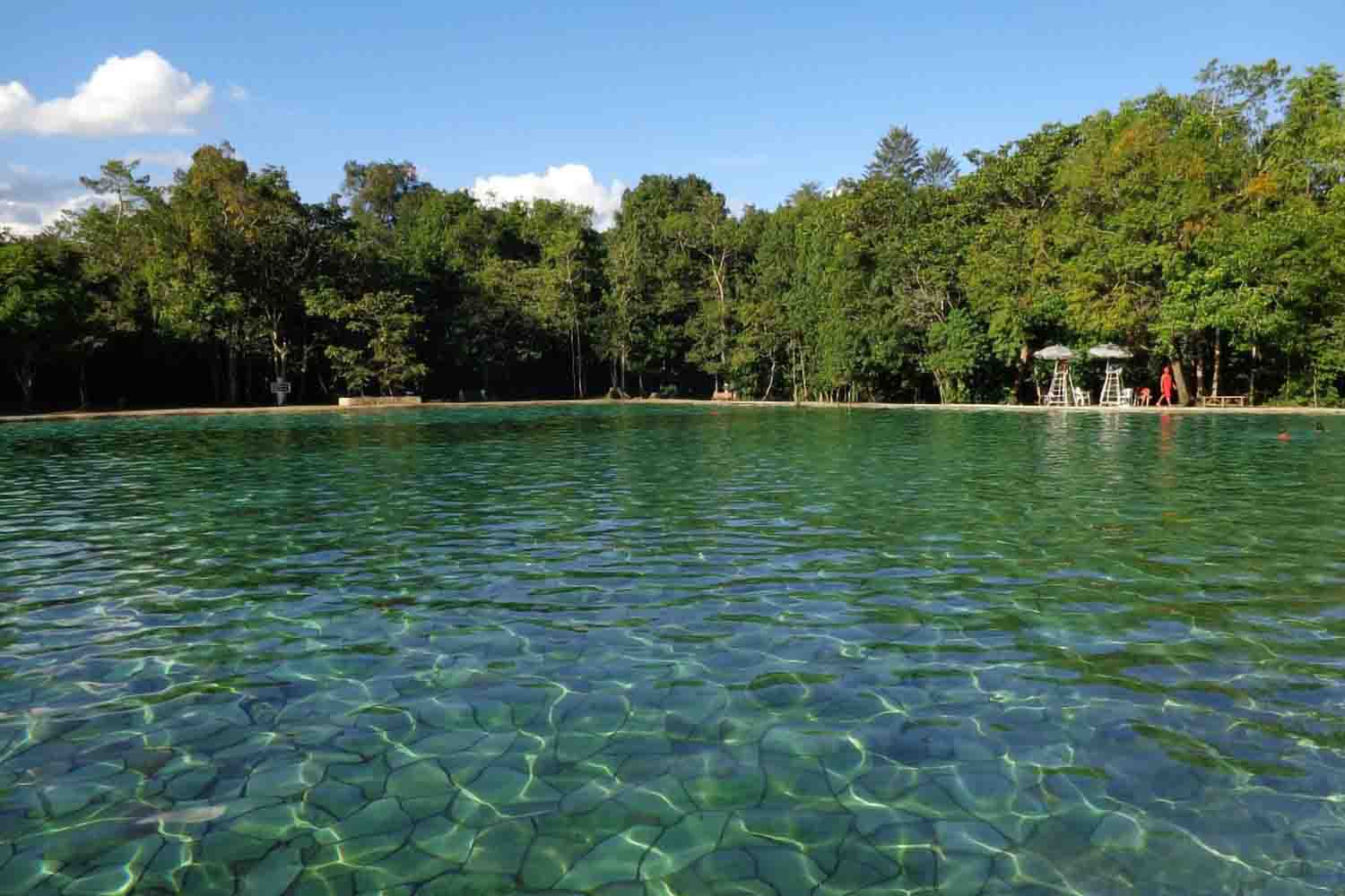 Vista da piscina de água mineral no Parque Nacional de Brasília.