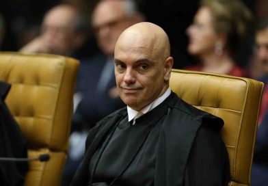 Senadores querem ouvir Moraes