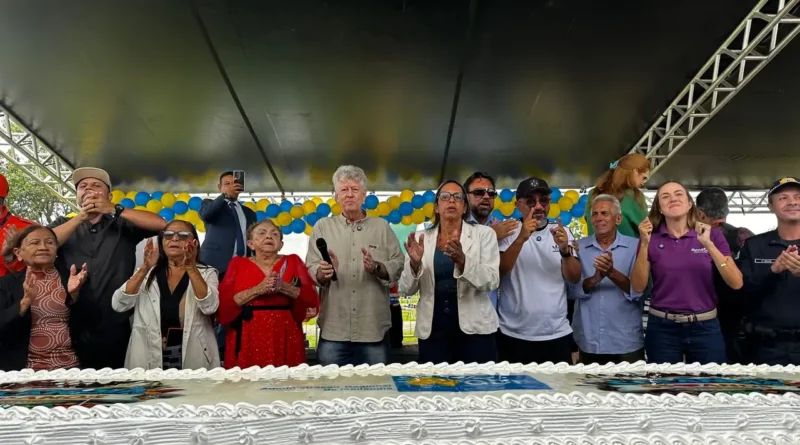 Ceilândia celebra 55 anos com corte de bolo na Praça do Trabalhador
