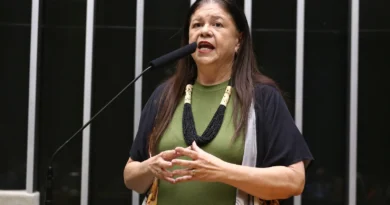 Projeto de lei impede corte do BPC por posse de veículo Comissão aprova projeto que impede corte automático do BPC por posse de veículo