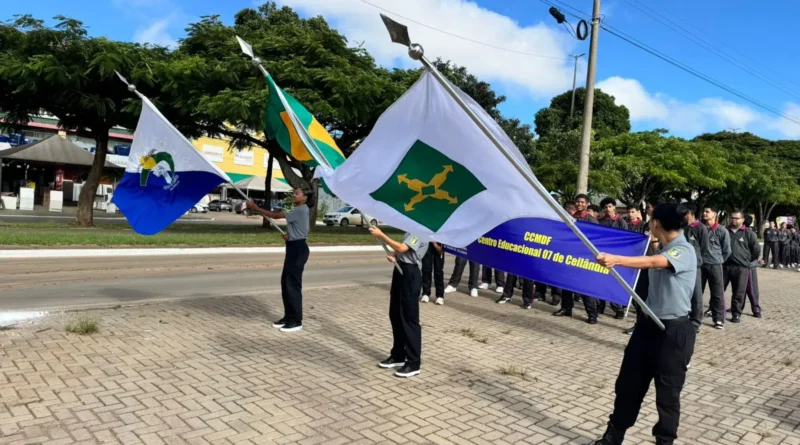 Desfile cívico reúne cerca de 2 mil pessoas nos 55 anos de Ceilândia