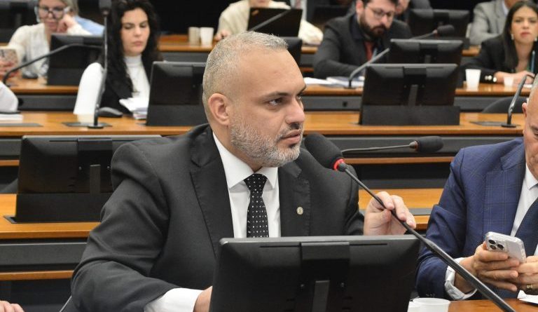 Comissão aprova equiparação de enteado a filho em plano de saúde e na Previdência