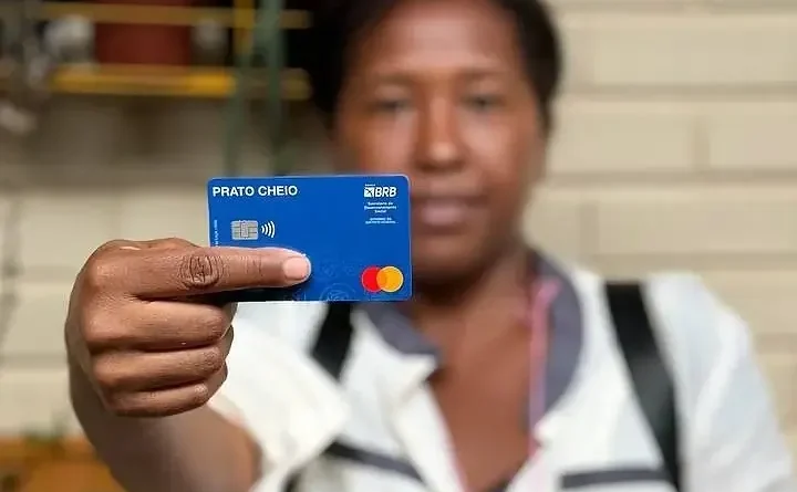 Cartão Prato Cheio de julho beneficia 8,9 mil famílias no DF; 75 devem retirar cartão pela primeira vez