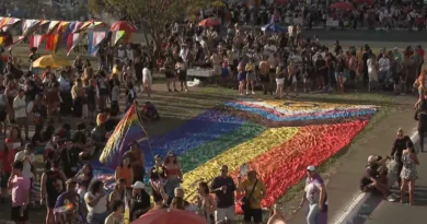 27ª Parada LGBTQIAPN+ reúne dezenas na Esplanada e encerra o Brasília Orgulho 2026