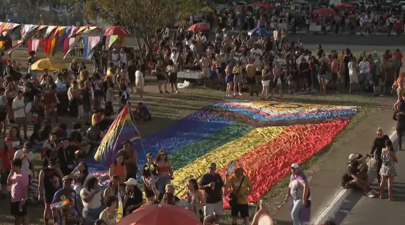 27ª Parada LGBTQIAPN+ reúne dezenas na Esplanada e encerra o Brasília Orgulho 2026