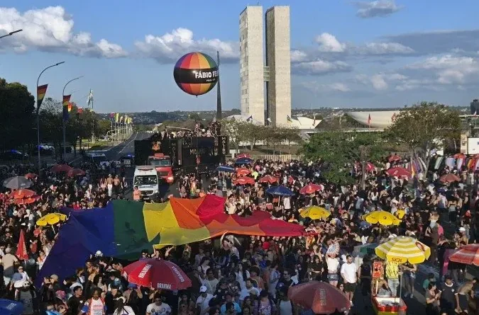 27ª Parada do Orgulho de Brasília ocorre na Esplanada com relatos de acolhimento e defesa de direitos