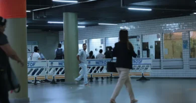Cabide Solidário distribui agasalhos na Estação Central do Metrô-DF