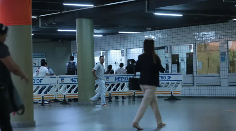 Cabide Solidário distribui agasalhos na Estação Central do Metrô-DF
