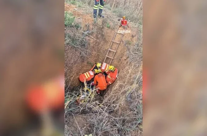 Homem cai em buraco de três metros em área rural de São Sebastião