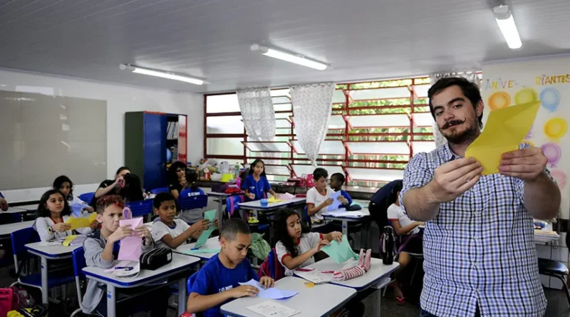 Lei 15.468/2026 torna educação política e direitos da cidadania obrigatórios na educação básica