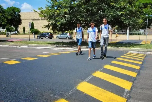 DF torna obrigatória faixa de pedestres elevada em frente a escolas e unidades de saúde
