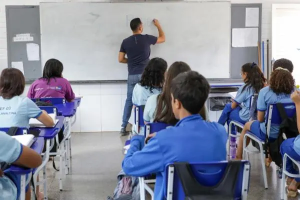 Lei nº 7.885 garante manutenção de gratificações a professores remanejados no DF