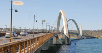 Via JK tem limite reduzido de 80 km/h para 60 km/h e ganhará semáforos e travessias
