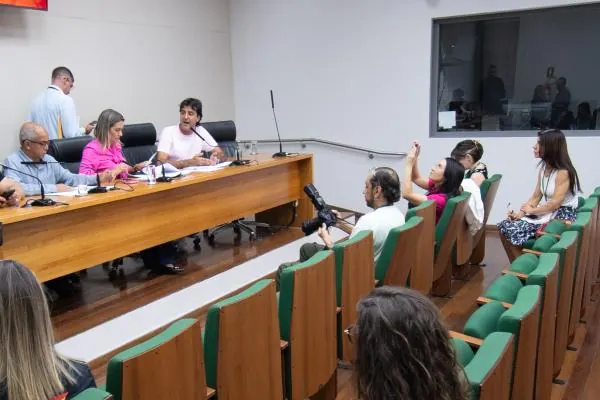Assuntos Fundiários Comissão aprova projetos que alteram a Luos e regularizam equipamentos.