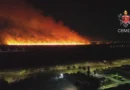 Bombeiros combatem 'paredão de fogo' no Parque do Tororó, no DF