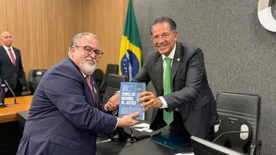 Corregedor da Justiça do DF relata experiência na Corregedoria Nacional de Justiça em livro