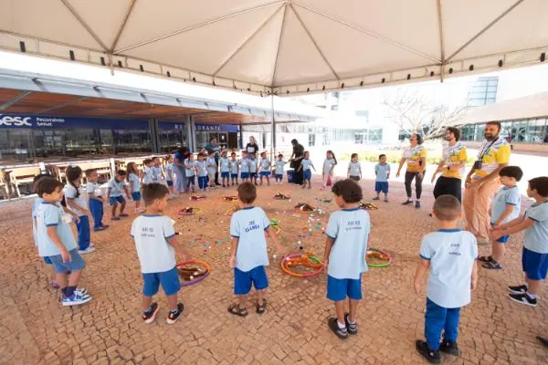 Escola do Legislativo Crianças aprendem sobre leis e meio ambiente na Câmara Legislativa.