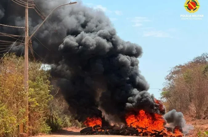 Incêndio e agressões marcam desocupação em área do Parque Nacional de Brasília
