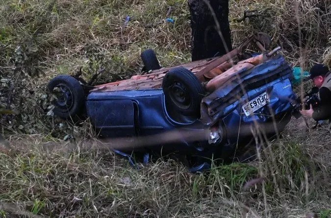 Jovens morrem após carro capotar e cair em ribanceira na BR-070