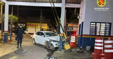Motorista embriagado tenta atropelar policiais e bate carro no quartel da PM