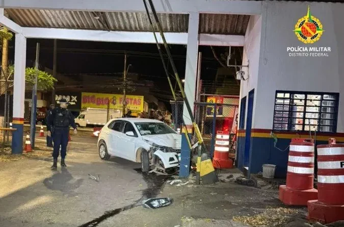 Motorista embriagado tenta atropelar policiais e bate carro no quartel da PM