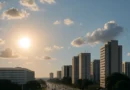 Previsão do tempo hoje para Brasília (DF) - sol com algumas nuvens ao longo do dia; noite.