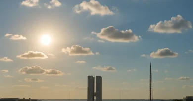Previsão do tempo hoje para Brasília (DF) - sol com algumas nuvens ao longo do dia; noite.