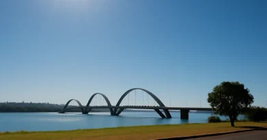 Previsão do tempo hoje para Brasília (DF) - sol o dia todo sem nuvens no céu; noite de.