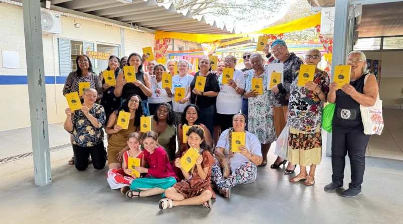 Sarau literário marca final da leitura do livro "A Cabeça do Santo" por idosos de Brazlândia