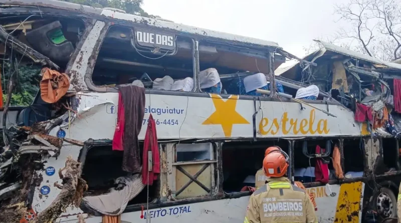 Vítimas de tombamento de ônibus em Petrópolis são do sexo feminino