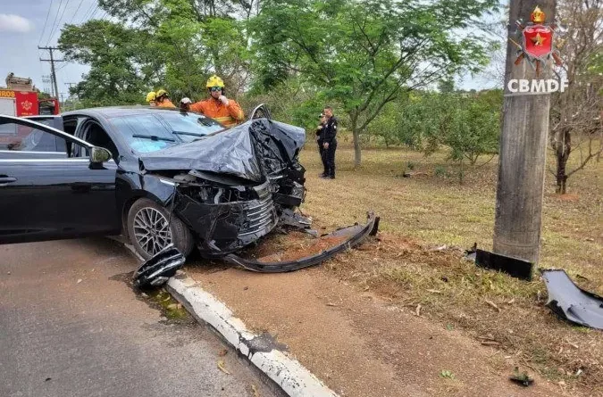 Colisão entre veículos deixa dois feridos no Lago Sul