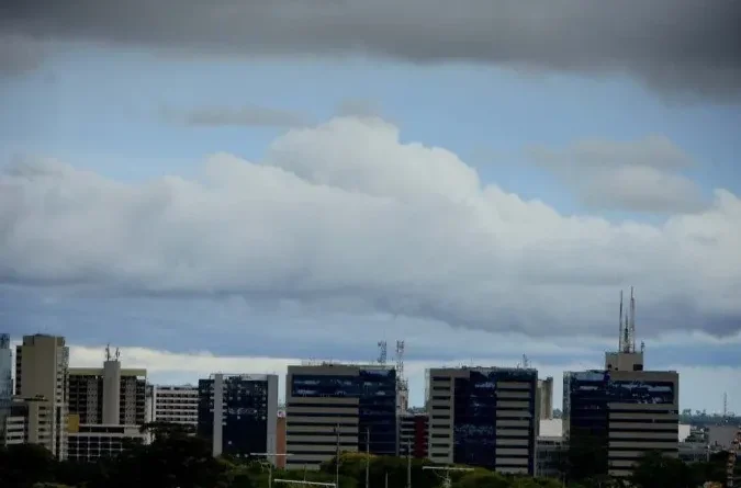 Dia amanhece nublado, com máxima de 32ºC e chance de chuva amena pelo DF