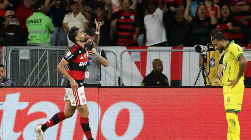 Flamengo vence e fica a um ponto do Palmeiras, líder do Brasileirão Com triunfo por 2 a 0.