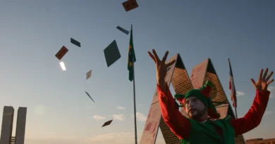 Greenpeace monta ‘castelo de cartas’ em frente ao Congresso para ressaltar importância da. Greenpeace monta 'castelo de cartas' em frente ao Congresso para ressaltar importância da.