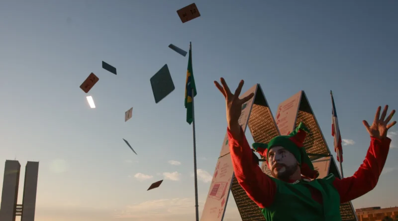 Greenpeace monta 'castelo de cartas' em frente ao Congresso para ressaltar importância da.