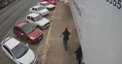 Homem é preso depois de apalpar nádegas de mulher na rua. Veja vídeo