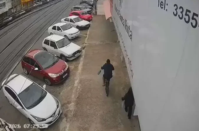 Homem é preso depois de apalpar nádegas de mulher na rua. Veja vídeo