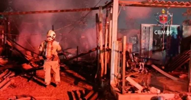 Incêndio atinge três barracos de madeira em assentamento de Sobradinho Incêndio atinge três barracos de madeira em assentamento de Sobradinho