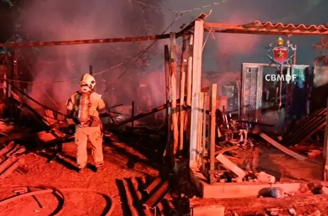 Incêndio atinge três barracos de madeira em assentamento de Sobradinho