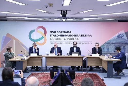 Jornada Ítalo-Hispano-Brasileira termina com debate sobre democracia e justiça.