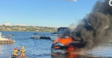 Lancha pega fogo no Lago Paranoá durante a tarde deste domingo (20/9) Lancha pega fogo no Lago Paranoá durante a tarde deste domingo (20/9)