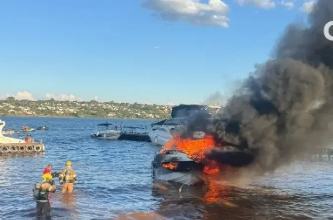Lancha pega fogo no Lago Paranoá durante a tarde deste domingo (20/9)