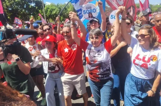 Leandro Grass participa de ato nacional do PT no Eixão ao lado de Janja