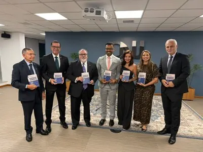 Magistrados do TJDFT prestigiam lançamento de livro do conselheiro Fábio Esteves