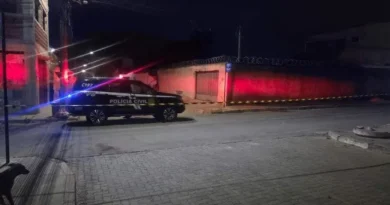 Mulher é morta a facadas pelo companheiro na frente da filha de 4 anos