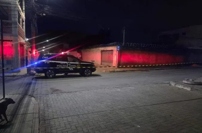 Mulher é morta a facadas pelo companheiro na frente da filha de 4 anos