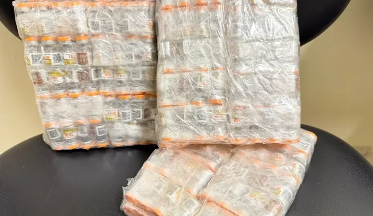 PF prende suspeito por crime contra a saúde pública e apreende 240 ampolas de medicamento.