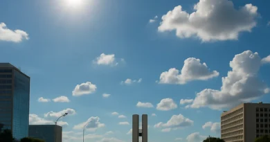 Previsão do tempo hoje para Brasília (DF) – sol com algumas nuvens; chove rápido durante o. Previsão do tempo hoje para Brasília (DF) - sol com algumas nuvens; chove rápido durante o.