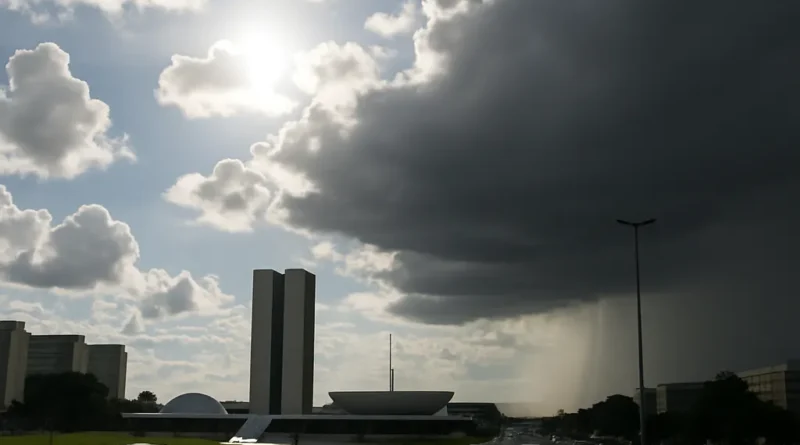 Previsão do tempo hoje para Brasília (DF) - sol com muitas nuvens; pancadas de chuva à.