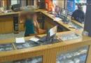 VÍDEO - dupla armada rende funcionários de madeireira e rouba celulares no DF; um é preso